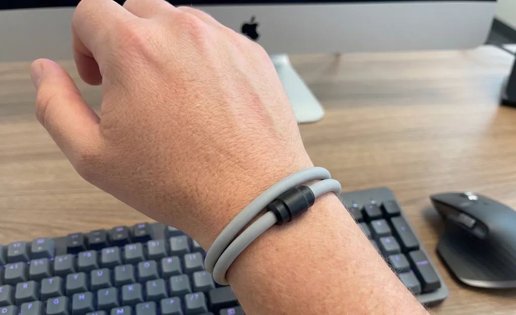 bracelet élastique Exoring porté au poignet devant clavier